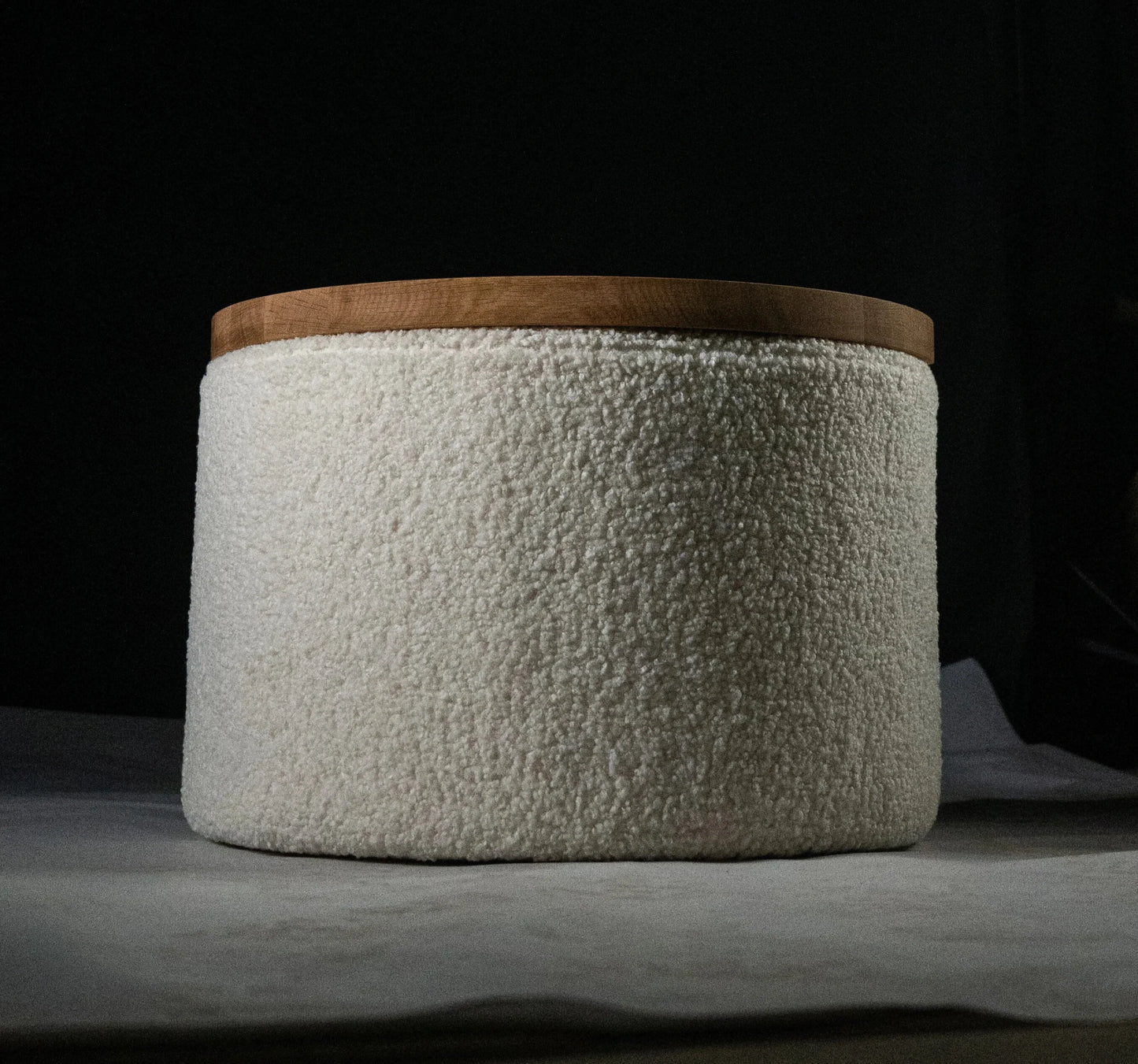 Massiv trepuff med bordfunksjon – Skandinavisk design